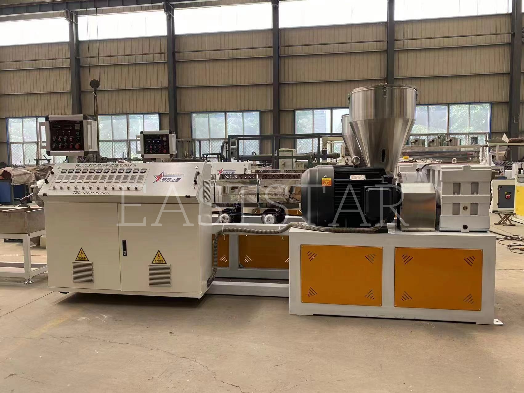 Tim teknis kami sedang melakukan perakitan presisi granulator sekrup kembar paralel TSSK65 untuk klien Arab kami