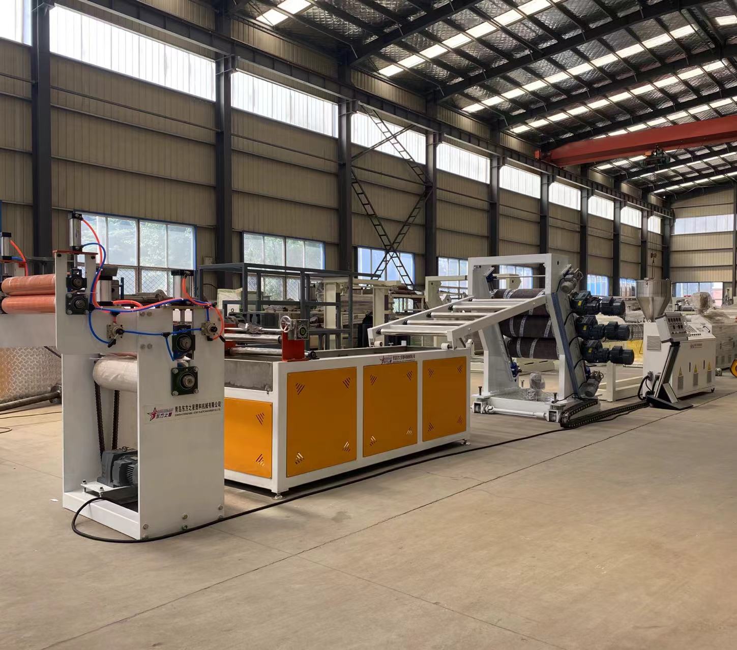 Solusi Lini Produksi Tirai Pintu Fleksibel PVC Profesional Memungkinkan Produksi Tirai Pintu Industri yang Efisien