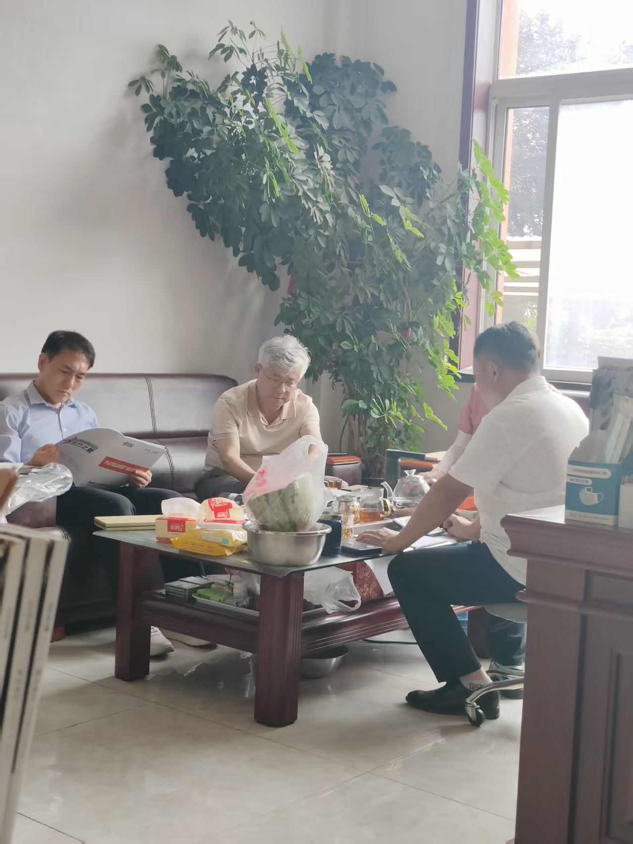 ​Memperdalam kehadirannya di pasar luar negeri, klien jangka panjang Korea Selatan sekali lagi mengunjungi perusahaan kami untuk memeriksa peralatan lantai PVC kami.